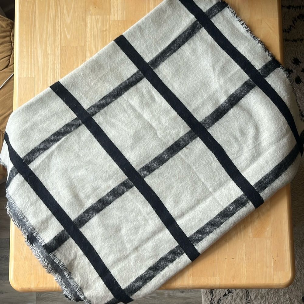 ZARA Blanket Scarf Shawl Wrap Black/Cream Pattern